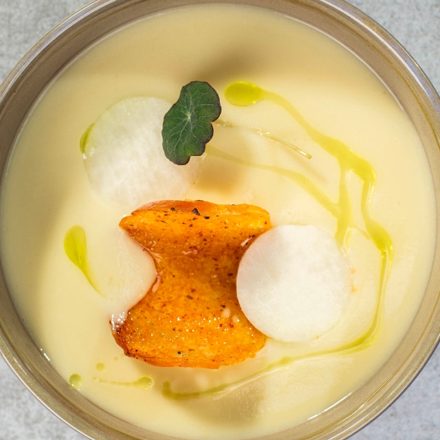 Krem szparagowy/ ziemniaki / por / piklowana kalarepa / olej lubczykowy